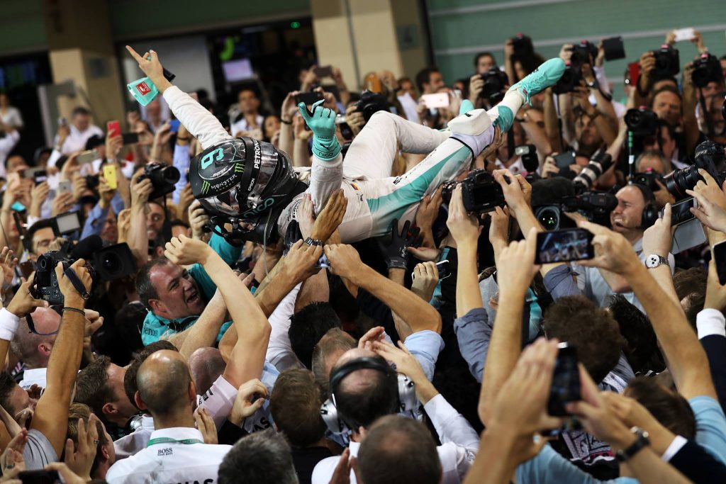 Rosberg slaví svůj premiérový titul mistra světa.