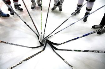 Co musíte udělat na začátku každé série play-off NHL?