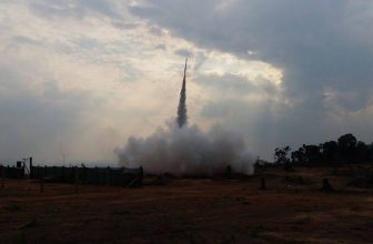 V Kambodže sází na podomácku vyráběné rakety. Výrobci na raketách docela slušně vydělávají.