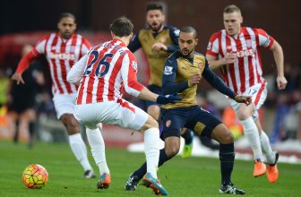 Arsenal po dramatickém úvodu jede na vždy silný Stoke Arsenal po dramatickém úvodu jede na vždy silný Stoke