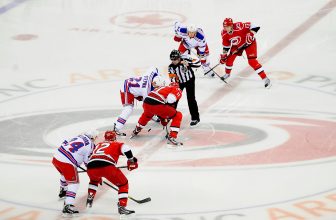 Carolina Hurricanes je jeden z mála týmů, který by podle předpovědi měl v příští sezóně zažít zlepšení výkonnosti.