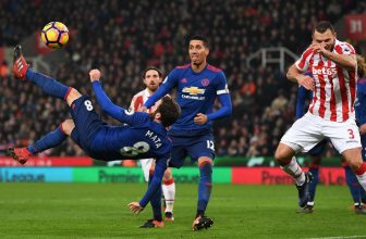 Druhý Man United hostí o záchranu bojující Stoke City Druhý Man United hostí o záchranu bojující Stoke City