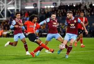 Páteční souboj o holé přežijí mezi Burnley a Lutonem