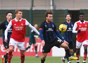 Arsenal by si měl doma se záchranou bojujícím Lutonem jasně poradit