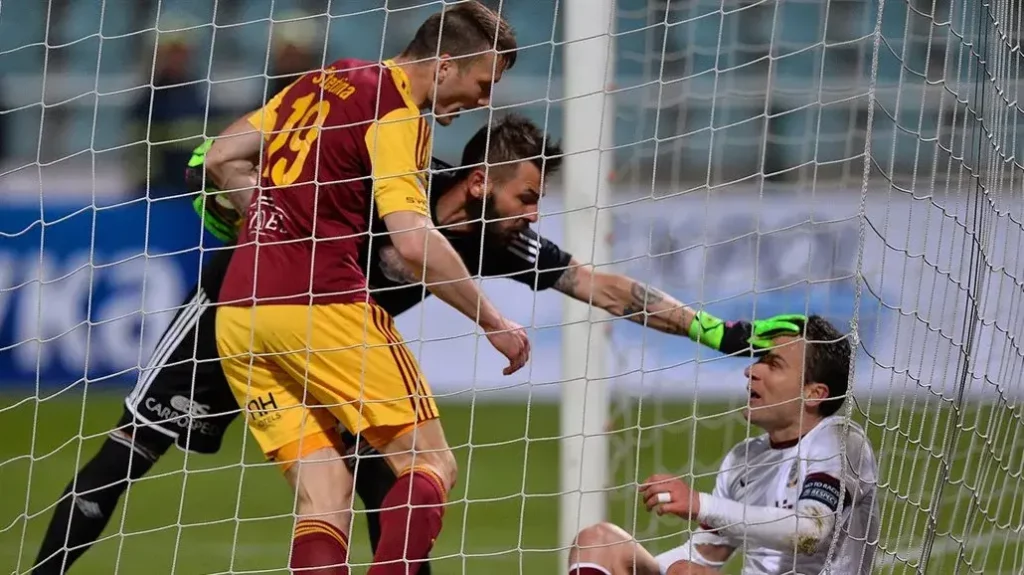 Úřadující šampion a vyprodaná Letná: Malé pražské derby Dukle moc šancí nedává