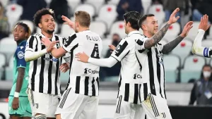 Třetí Juventus by měl doma proti sedmnácté Parmě potvrdit roli favorita