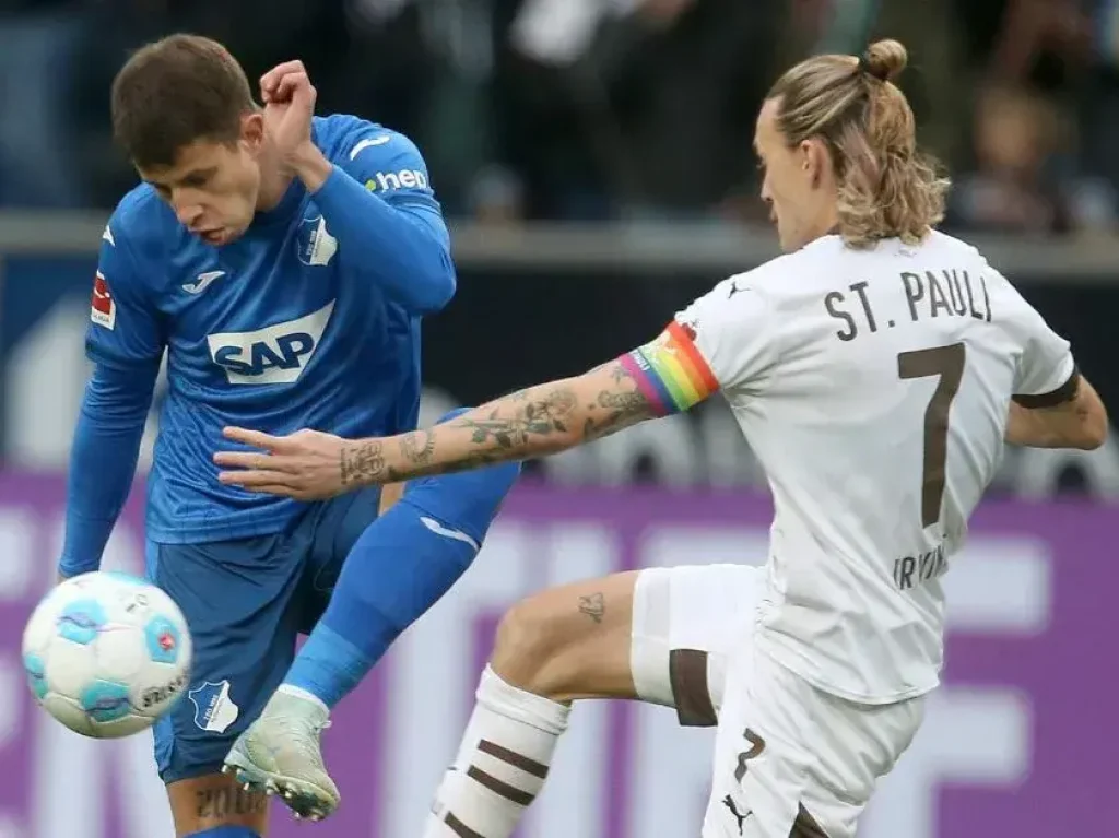Hložek bojuje o záchranu, páteční duel se St. Pauli bude klíčový