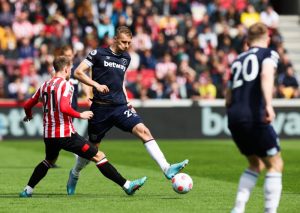 Souček a jeho Kladiváři v pondělní dohrávce přivítají Brentford