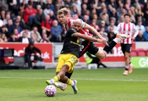 United se snaží udržet na třetí příčce, v pondělí hostí Brentford