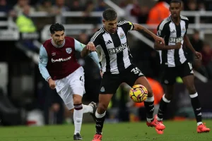 Straky a Kladiváři v posledním zápase nedělního programu Premier League