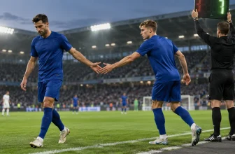 Dva fotbalisté ve stejných modrých dresech při střídání u postranní čáry